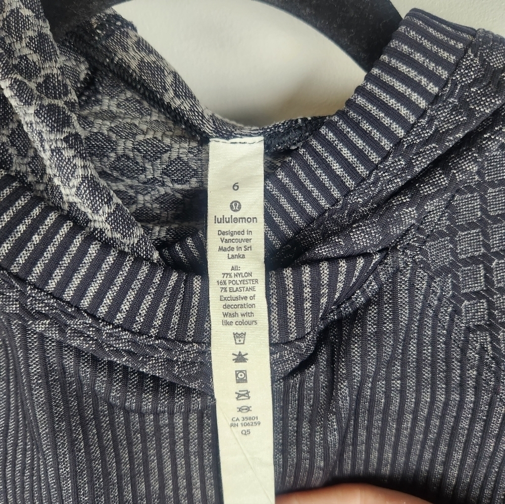 Lululemon Seamless Hooded Pullover - Diamond Texture - Black/ Gray - Size 6 - Picture 3 of 4